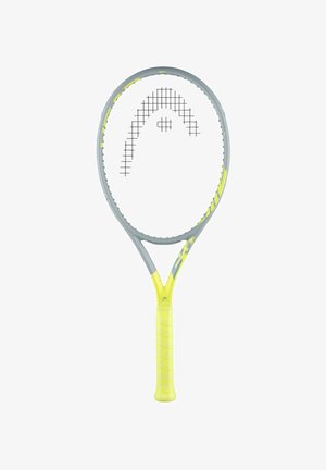 Raqueta de tenis gris y amarilla con cuerdas negras y un mango amarillo, aislada sobre un fondo blanco.