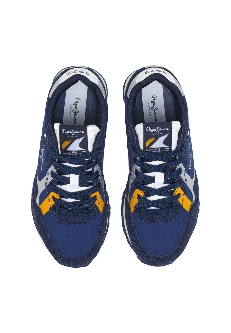 Sneakers blu navy in materiale mesh e camoscio, con accenti bianchi, grigi e gialli e design con lacci. Logo riflettente sulla linguetta.