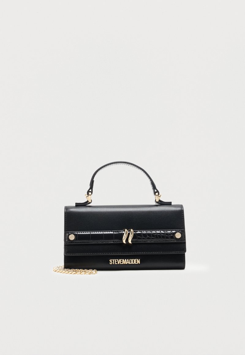 Sac à main rectangulaire noir Steve Madden avec poignée supérieure, détail de sangle texturée crocodile, quincaillerie dorée et chaîne dorée sur fond blanc.
