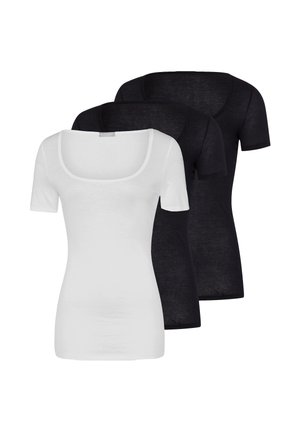 Trois t-shirts ajustés à manches courtes avec une encolure dégagée, un blanc devant suivi de deux t-shirts noirs superposés derrière.