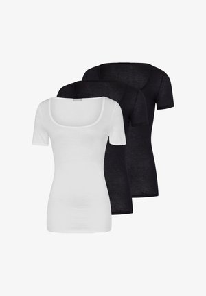 Trois t-shirts ajustés à manches courtes avec une encolure dégagée, un blanc devant suivi de deux t-shirts noirs superposés derrière.