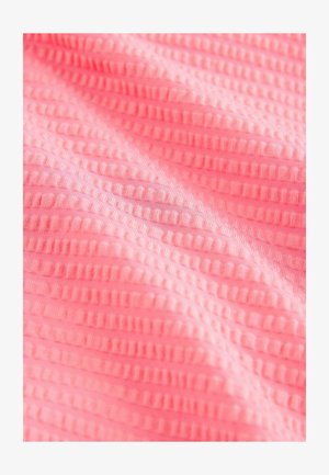 Textúrovaná tkanina žiarivo ružovej farby, s vystupujúcimi horizontálnymi líniami a jemným leskom, vytvárajúca vlnitý vzhľad na povrchu.