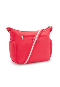 Rød crossbody taske lavet af nylon med en glat tekstur, der har en hvidstripet justerbar strop og to lynlås lommer.