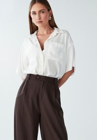 WILLA RISE WIDE LEG - Broek - chocolate