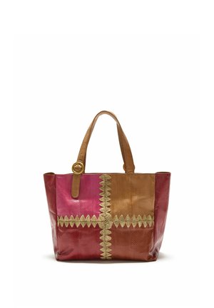 Borsa tote in pelle patchwork con pannelli rosa, rossi e marroni e rifiniture dorate a zigzag, con due spallacci e fibbia ad anello.