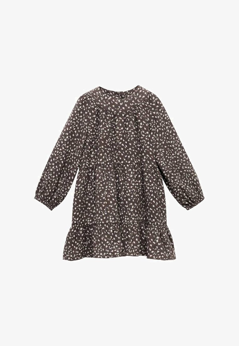 Hnedé tierované šaty s dlhými rukávmi a okrúhlym výstrihom, s bielym vzorom listov, vyrobené z ľahkej látky.
