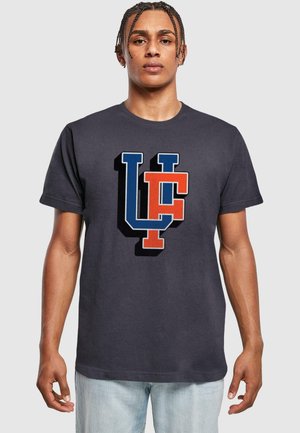Mørkegrå bomulds T-shirt med et iøjnefaldende, flerfarvet "UC" logo i rød, blå og sort. Klassisk rund hals og korte ærmer.