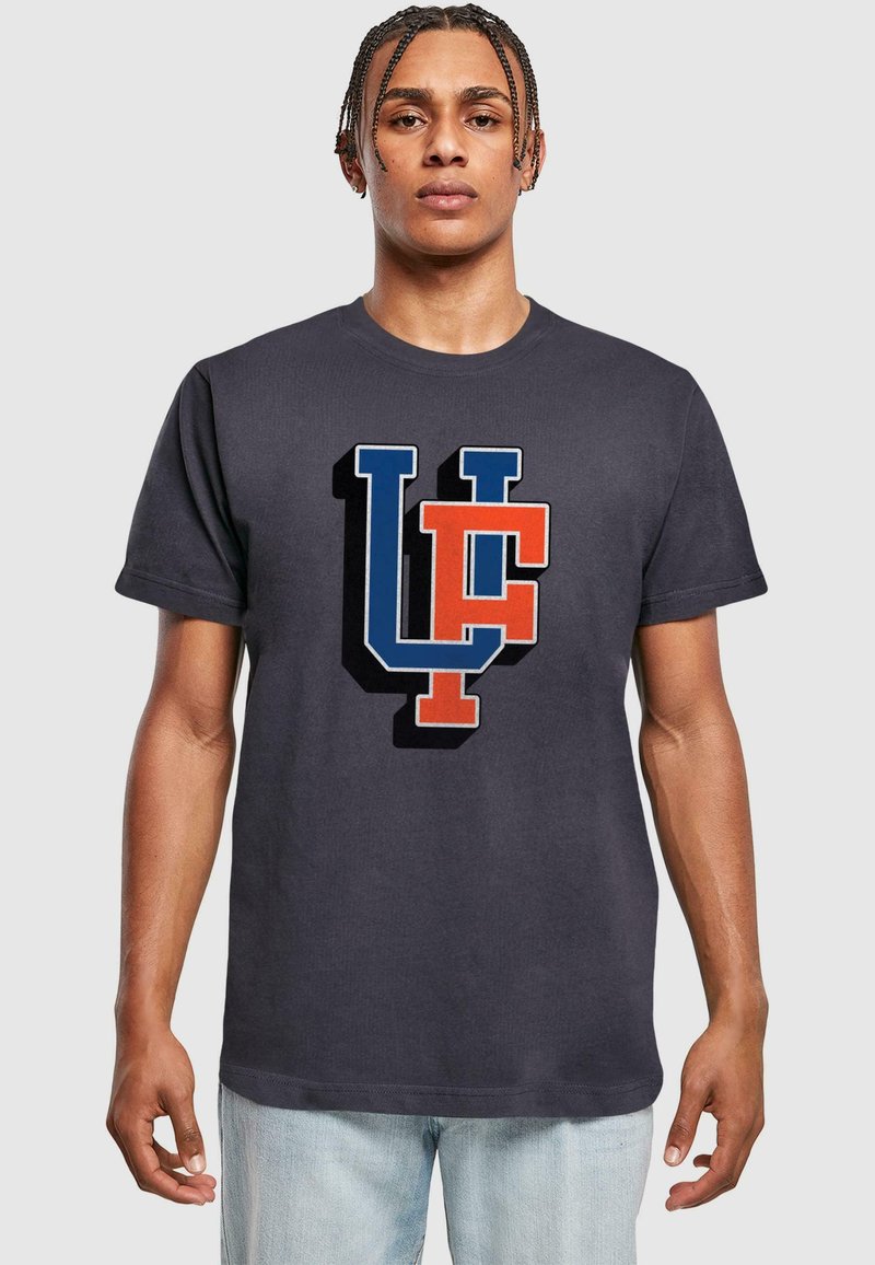 Mørkegrå bomulds T-shirt med et iøjnefaldende, flerfarvet "UC" logo i rød, blå og sort. Klassisk rund hals og korte ærmer.