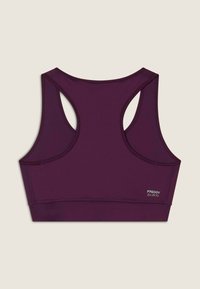 Reggiseno sportivo viola con una texture liscia, design a racerback e accenti cuciti. Logo sul lato, progettato per comfort e supporto.