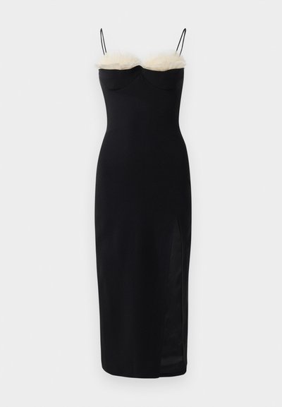 Čierne bodycon šaty s tenkými ramienkami, s bielou umelou kožušinou na dekolte a bočným rozparkom. Hladká, elastická látka.