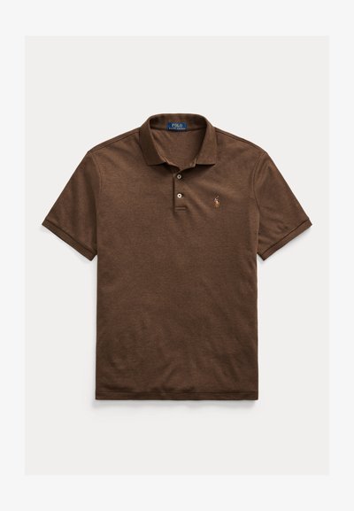 Rjava bombažna polo majica s klasičnim ovratnikom, zapenjanjem na tri gumbe in majhnim izvezenim logotipom na levem prsnem delu. Kratke rokave.