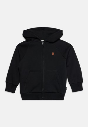 Sweat à capuche zippé noir avec poches avant, poignets et ourlet côtelés, petit chiffre romain II orange sur la poitrine gauche et capuche.