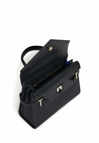 Bolso de mano de cuero negro con un diseño estructurado. Cuenta con herrajes dorados, un cierre frontal y un compartimento con cremallera. El interior presenta acentos en azul.