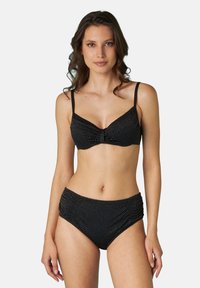 Completo bikini nero con un design testurizzato, caratterizzato da spalline sottili regolabili e dettagli arricciati sul fondo a vita alta.