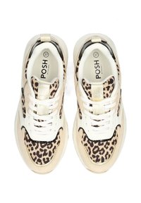 Sneaker con stampa leopardata in pelle beige e bianca con dettagli metallici, punta rotonda e lacci piatti, etichettati "POSH" taglia 37.