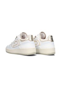 Witte sneakers met metallic gouden accenten, gemaakt van soepel synthetisch materiaal, met een laag uitgesneden ontwerp, een gestructureerde rubberen zool en opvallende logo-details.