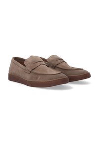 Braune Wildleder-Loafer mit einer glatten Textur, runder Zehenform und gesteppten Details auf einer braunen Gummisohle.