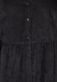 Robe en velours côtelé noir avec une fermeture à boutons sur le devant, présentant une partie inférieure froncée et une texture à côtes verticales. Six boutons noirs sont visibles.