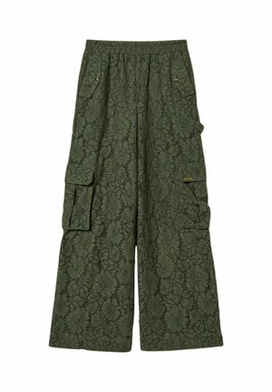 Pantaloni cargo verde oliva a gamba larga con sovrapposizione in pizzo floreale, vita elasticizzata e multiple tasche con pattina e chiusura a bottoni.