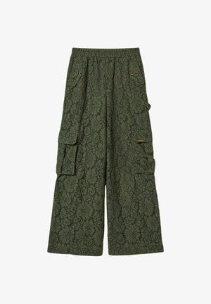 Pantaloni cargo verde oliva a gamba larga con sovrapposizione in pizzo floreale, vita elasticizzata e multiple tasche con pattina e chiusura a bottoni.