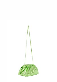 Groene metallic handtas met een geplooid ontwerp, rechthoekige vorm en een lange schouderband. Glad textuur met een glanzende afwerking.