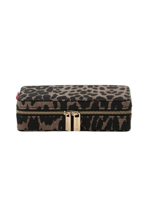 Trousse à crayon en tissu à motif léopard. Forme rectangulaire, avec une fermeture éclair dorée et un accent rose sur un côté.