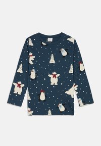 Camisa de manga longa azul-marinho com um padrão de inverno de ursos polares brancos com cachecóis e pinguins a usar chapéus e cachecóis entre a neve e árvores.