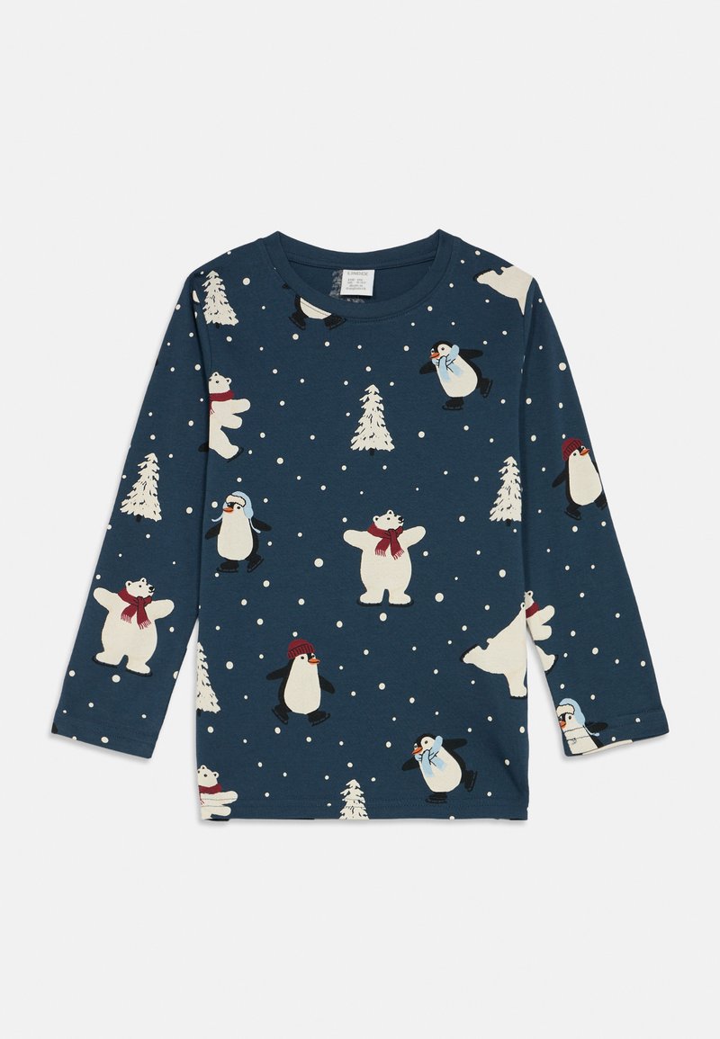 Camisa de manga longa azul-marinho com um padrão de inverno de ursos polares brancos com cachecóis e pinguins a usar chapéus e cachecóis entre a neve e árvores.