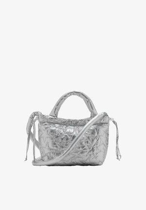 Srebrna prešita torbica z dvojimi ročaji in snemljivim naramnim trakom. Ima teksturirano površino in zapiranje na vrvico.