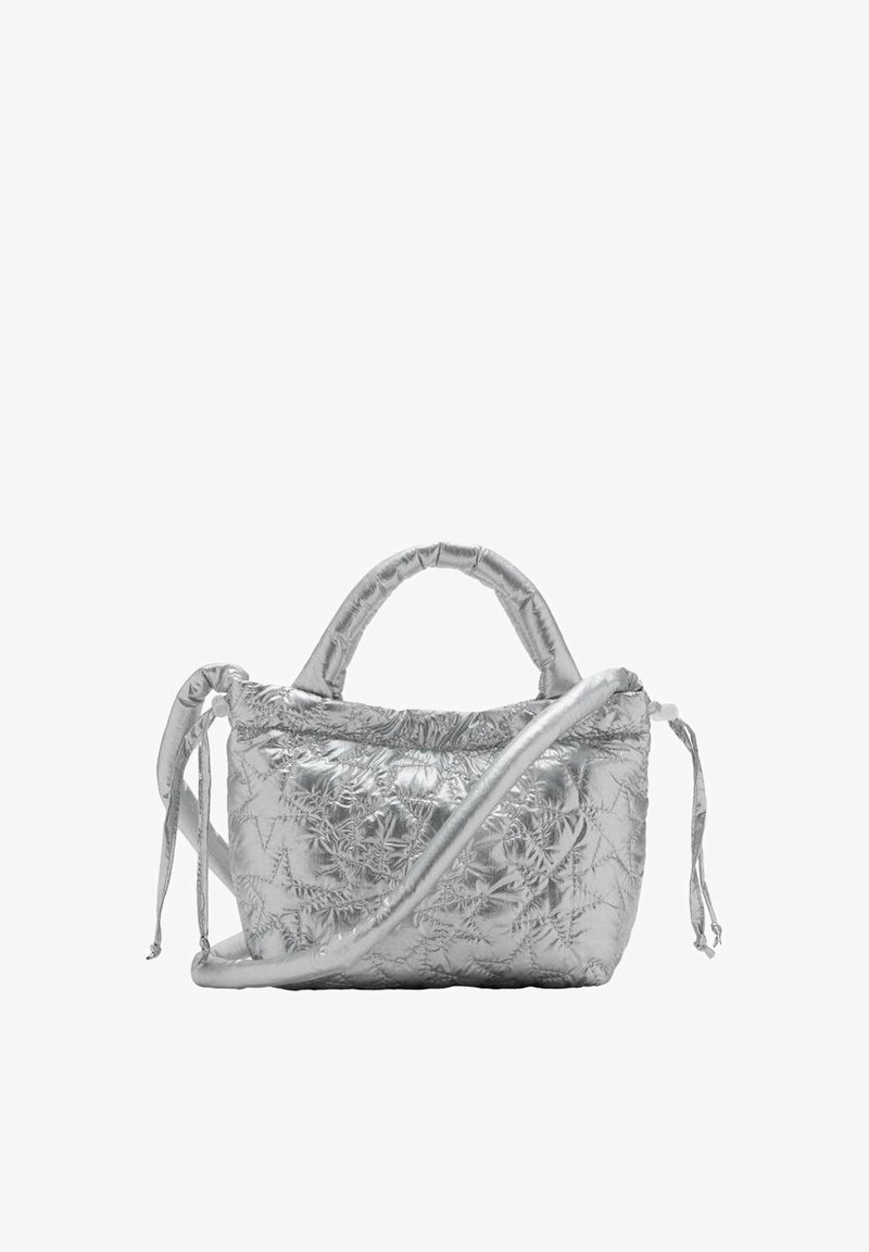 Sølvfarvet quiltet skuldertaske med dobbelte håndtag og en aftagelig skulderrem. Har en struktureret overflade og snørelukning.