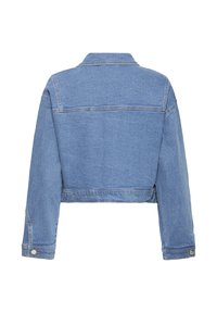 Jachetă din denim de culoare albastru deschis, scurtă, văzută din spate, cu mâneci lungi și manșete cu nasturi, pe un fundal alb.