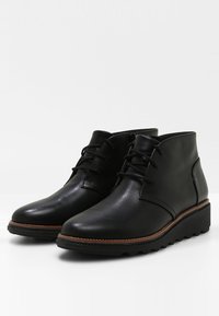 Clarks Kotníkové boty na klínu - black
