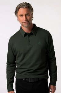 Polo de manga larga en tejido texturizado de color verde oscuro, con cuello, tapeta de tres botones y un discreto bordado del logo en el pecho.