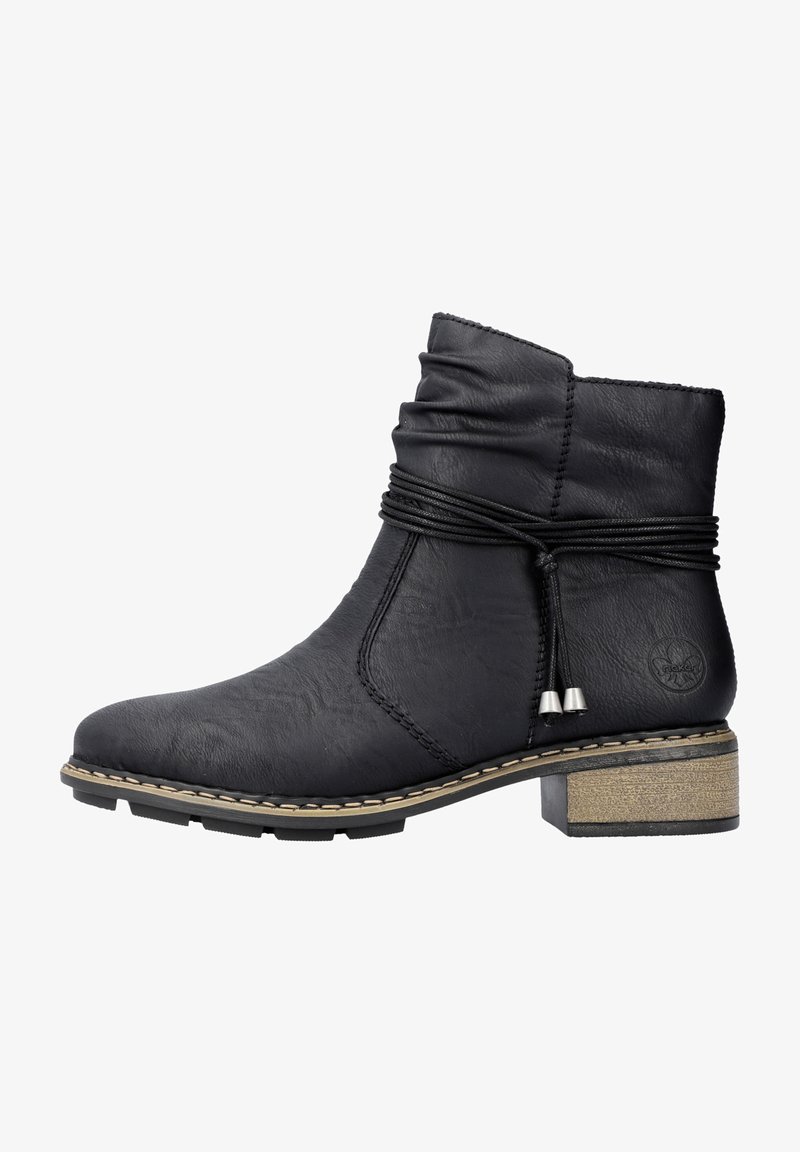 Bottes noires en cuir à la cheville avec un design flou, un talon structuré, un laçage décoratif et une semelle texturée contrastante.