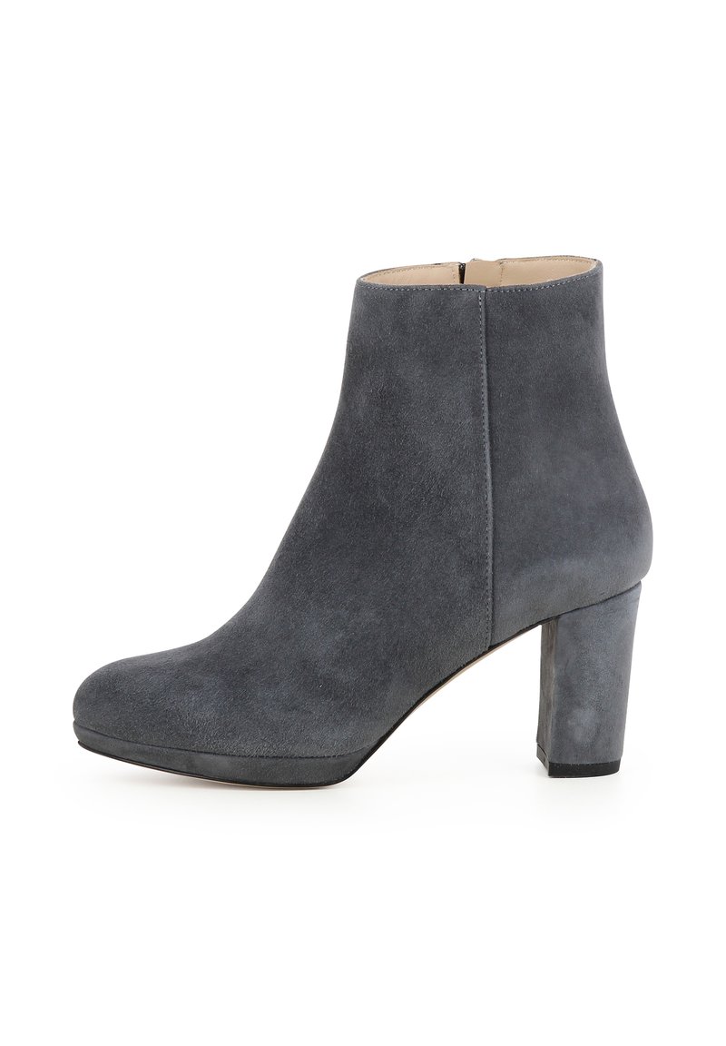 Stivale alla caviglia grigio in suede con punta arrotondata, tacco liscio e dettaglio con cerniera laterale. Il tacco ha forma a blocco, garantendo stabilità.