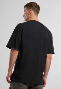 Karl Kani STUDDED RETRO  - Apdrukāts T-krekls - black