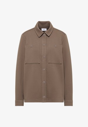 Camisa chaqueta marrón de botones con dos bolsillos en el pecho y cuello, de manga larga, hecha de un tejido texturizado.