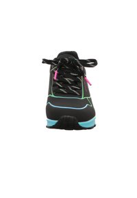 Zwarte sportschoen met een soepel ontwerp, met groene accenten, meerkleurige patroonveters en een lichtblauwe zool.