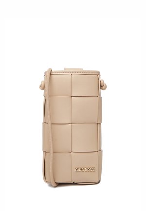 Beżowa pleciona skórzana torba na ramię z regulowanym paskiem i złotym logo "GINO ROSSI" na przednim, dolnym prawym rogu.