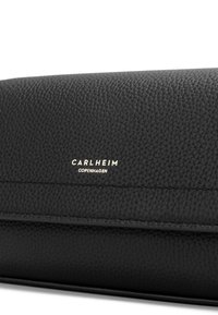 Portafoglio in pelle nera con finitura testurizzata, con lettering impresso in oro "Carlheim Copenhagen" sulla parte anteriore.
