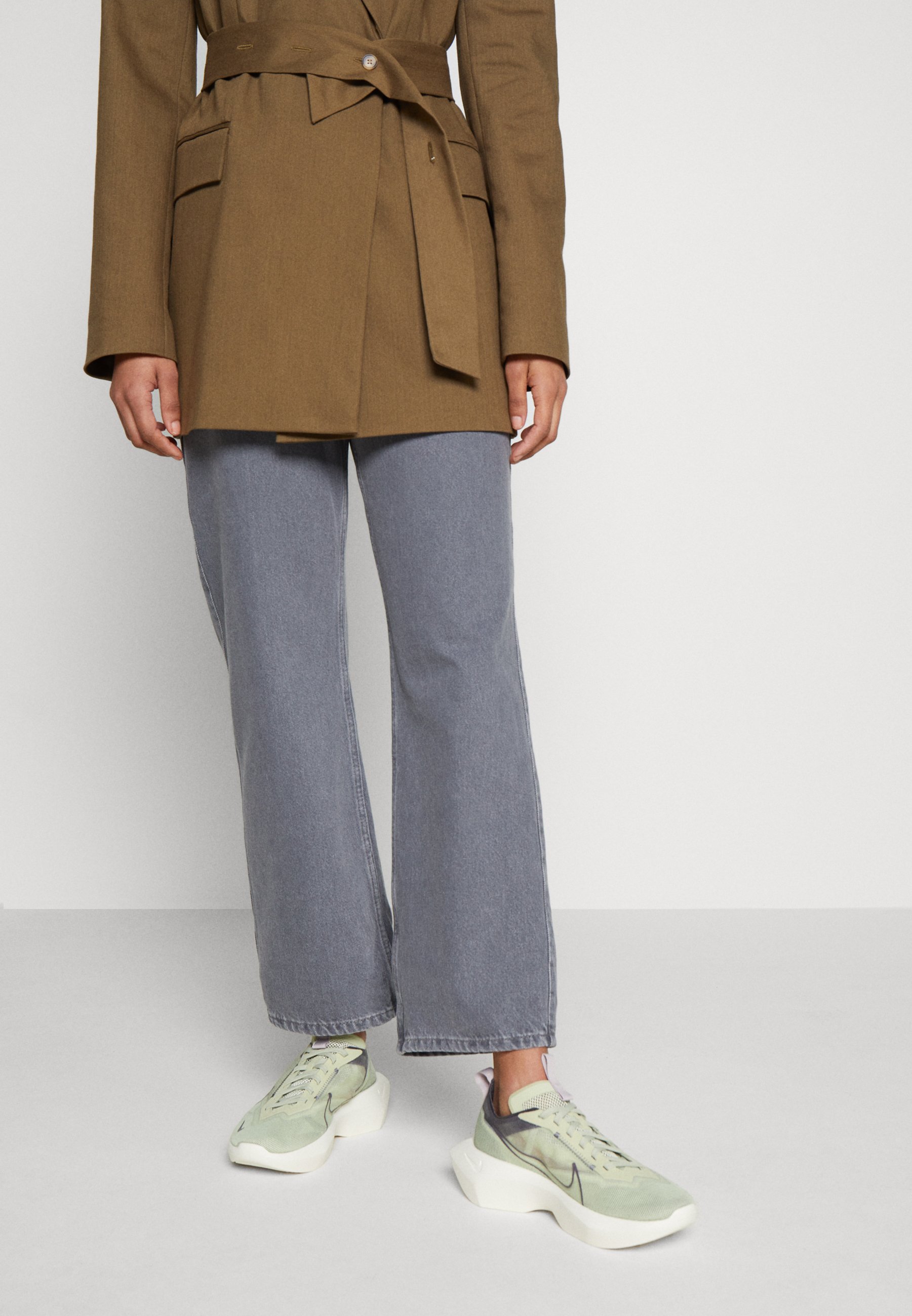 nike vista lite olive aura