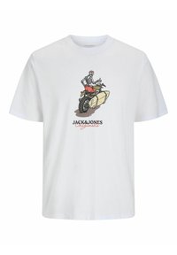 Camiseta de algodón blanca con un gráfico de un esqueleto en una motocicleta, con "JACK & JONES" impreso en negro y rojo debajo.