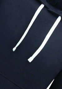 Zwarte hoodie met witte trekkoorden; gemaakt van katoen; soepele textuur; inclusief een kangoeroezakdetail.