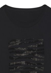Schwarzes kurzärmeliges Shirt mit rundem Ausschnitt, das ein Strassdesign in horizontalen Wellenlinien zeigt, abwechselnd in Schwarz und silberfarbenen Akzenten.