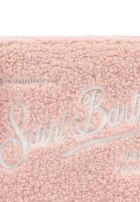 Tessuto in pile rosa con una superficie texture. Presenta una scritta ricamata bianca che recita "Sognando Saint Barth". Design semplice e morbido.