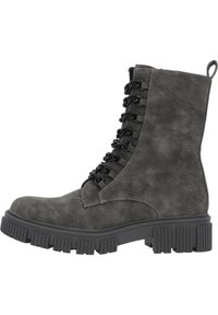 Grijze suède enkellaars met een vetersluiting aan de voorkant, dikke zwarte rubberen zool en ribbelstructuur, met een aantrekstrip aan de achterzijde.