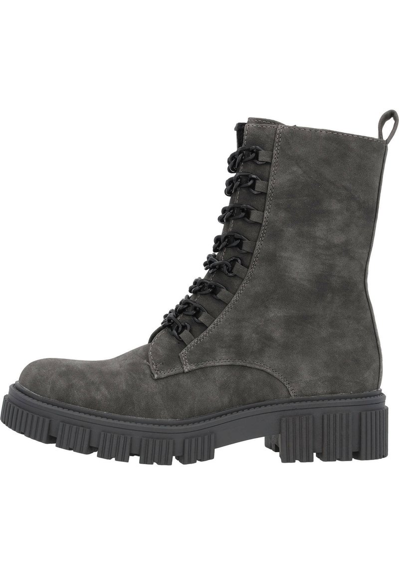 Grijze suède enkellaars met een vetersluiting aan de voorkant, dikke zwarte rubberen zool en ribbelstructuur, met een aantrekstrip aan de achterzijde.