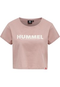 Camiseta cropped de color rosa claro, hecha de algodón, con un escote redondeado y letras en bloque blancas que dicen "HUMMEL" y "SPORTWEAR SINCE 1923."