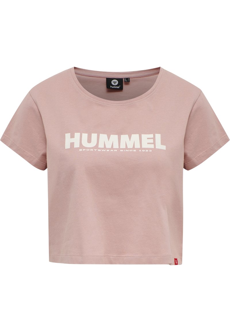 Camiseta cropped de color rosa claro, hecha de algodón, con un escote redondeado y letras en bloque blancas que dicen "HUMMEL" y "SPORTWEAR SINCE 1923."