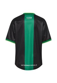 Zwarte jersey met een verticale groene streep, korte mouwen en een ronde kraag. Het materiaal heeft een subtiele textuur met geribbelde patronen en branding aan de achterkant.